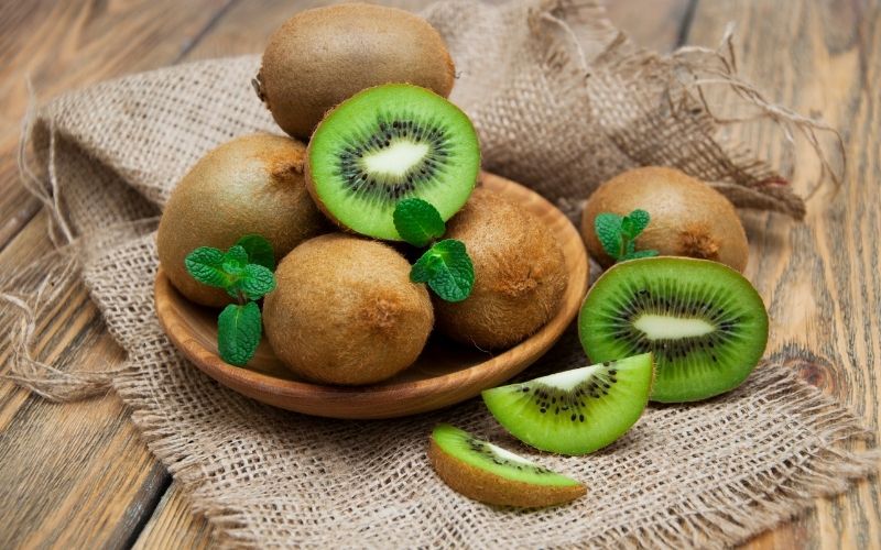 kiwi giúp làm căng da mặt