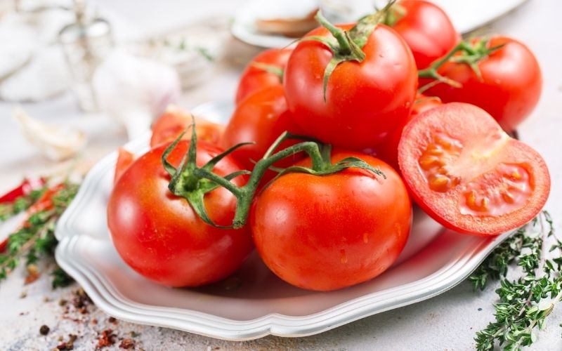 cà chua giúp da mặt căng bóng