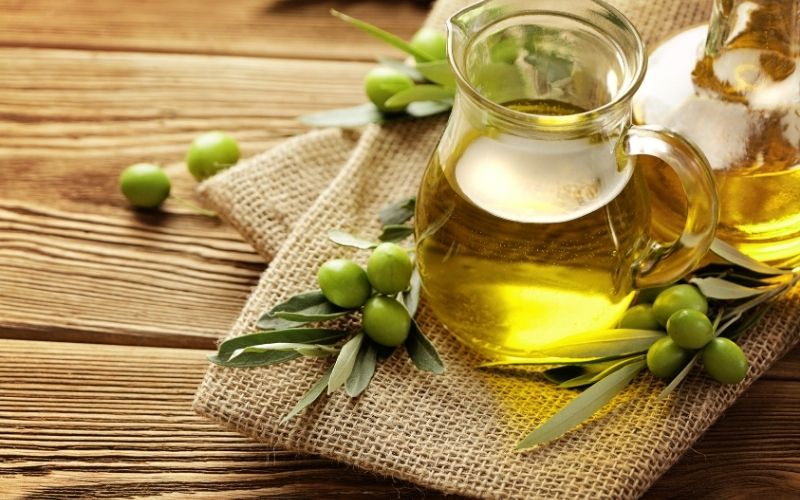 làm căng bóng da mặt với dầu olive