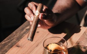 cầm điếu xì gà đúng điệu