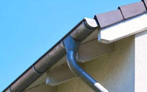 Chống thấm tường nhà liền kề bằng máng xả nước