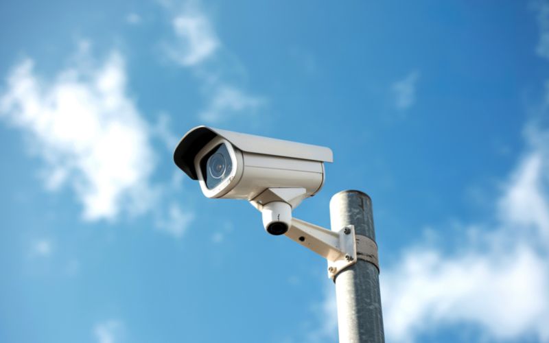 Sân trường và khu sinh hoạt ngoài trời