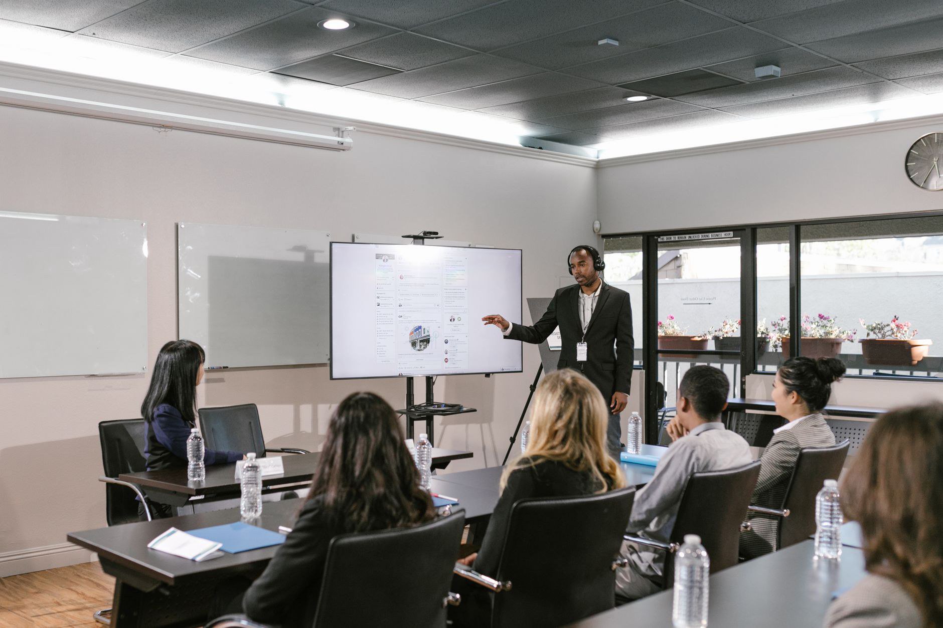 Chọn kích thước và pixel pitch theo phòng họp 10–40 m2